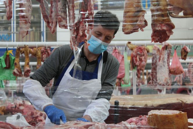 «М’ясо, як сонечко, а покупця немає». Як працюють ринки після відкриття