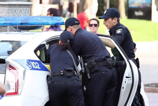 Вінничанин влаштував розборки з сім’єю. Декілька екіпажів поліції виманили дебошира