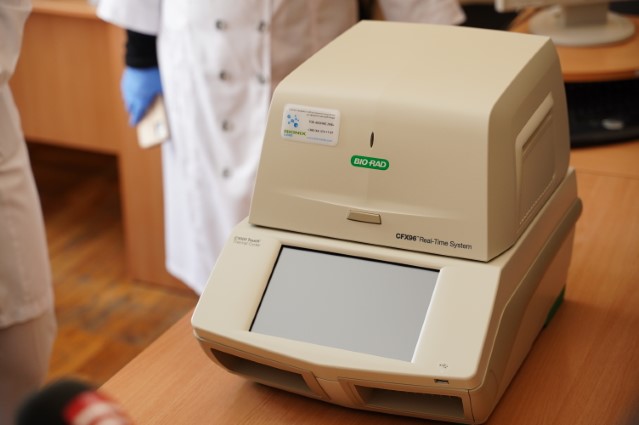 Новини Вінниці - фото з У Вінницю привезли третій ампліфікатор для ПЛР-діагностики коронавірусу У Вінницю привезли третій ампліфікатор для ПЛР-діагностики коронавірусу, фото №1 на сайті 20minut.ua