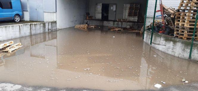 Новини Житомира - фото з Нещодавно побудована автозаправка UPG виявилася з несправною каналізацією та затопила ЕКО маркет та прилеглі будинки Нещодавно побудована автозаправка UPG виявилася з несправною каналізацією та затопила ЕКО маркет та прилеглі будинки, фото №2 на сайті 20minut.ua