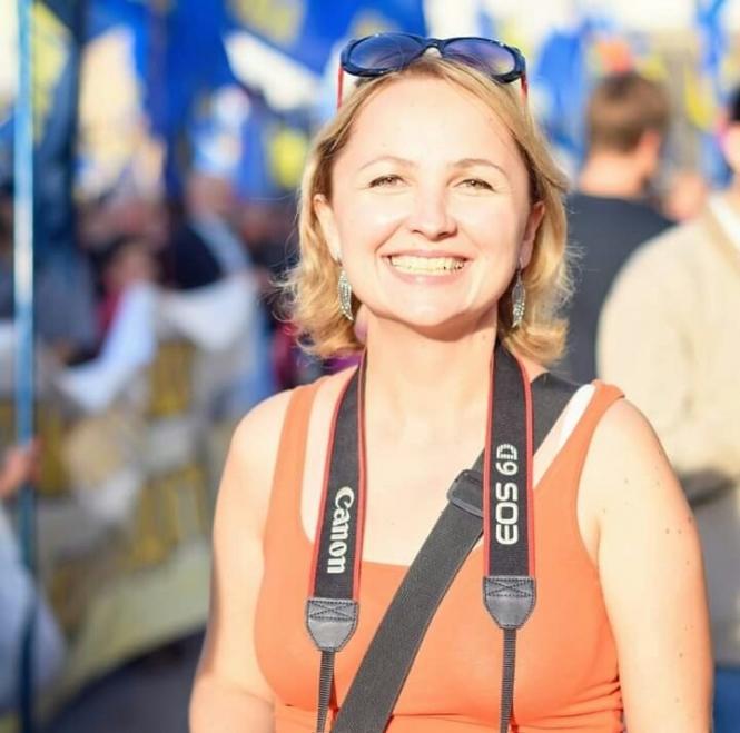 На изображении может находиться: Ольга Саліпа, улыбается, на улице