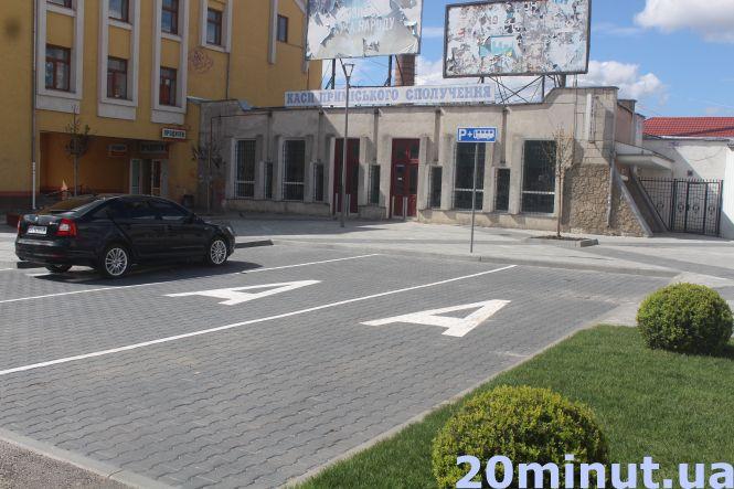 Новини Тернополя - фото з Велодоріжка, газон та нове освітлення: як виглядає оновлений Привокзальний майдан (ФОТОРЕПОРТАЖ) Велодоріжка, газон та нове освітлення: як виглядає оновлений Привокзальний майдан (ФОТОРЕПОРТАЖ), фото №4 на сайті 20minut.ua