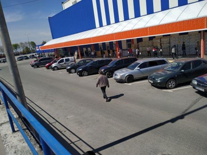 Черги довжелезні вже зранку. Як працює "Епіцентр" у Тернополі під час карантину?, фото №4 на сайті 20minut.ua