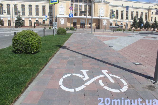 Новини Тернополя - фото з Велодоріжка, газон та нове освітлення: як виглядає оновлений Привокзальний майдан (ФОТОРЕПОРТАЖ) Велодоріжка, газон та нове освітлення: як виглядає оновлений Привокзальний майдан (ФОТОРЕПОРТАЖ), фото №11 на сайті 20minut.ua