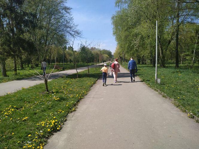 Новини Тернополя - фото з Тернополяни попри заборону відвідують парки першого травня. ФОТОРЕПОРТАЖ Тернополяни попри заборону відвідують парки першого травня. ФОТОРЕПОРТАЖ, фото №3 на сайті 20minut.ua