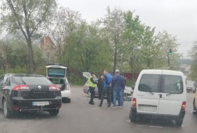 На «Дружбі» зіткнулись два авто. Є потерпілі, фото №1 на сайті 20minut.ua