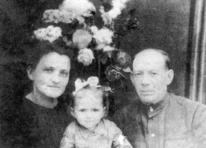 Новини Вінниці - фото з Сльози падали на екран телефону — з бабусею прощався онлайн. Про долю родини, скаліченою не тільки війною Сльози падали на екран телефону — з бабусею прощався онлайн. Про долю родини, скаліченою не тільки війною, фото №4 на сайті 20minut.ua