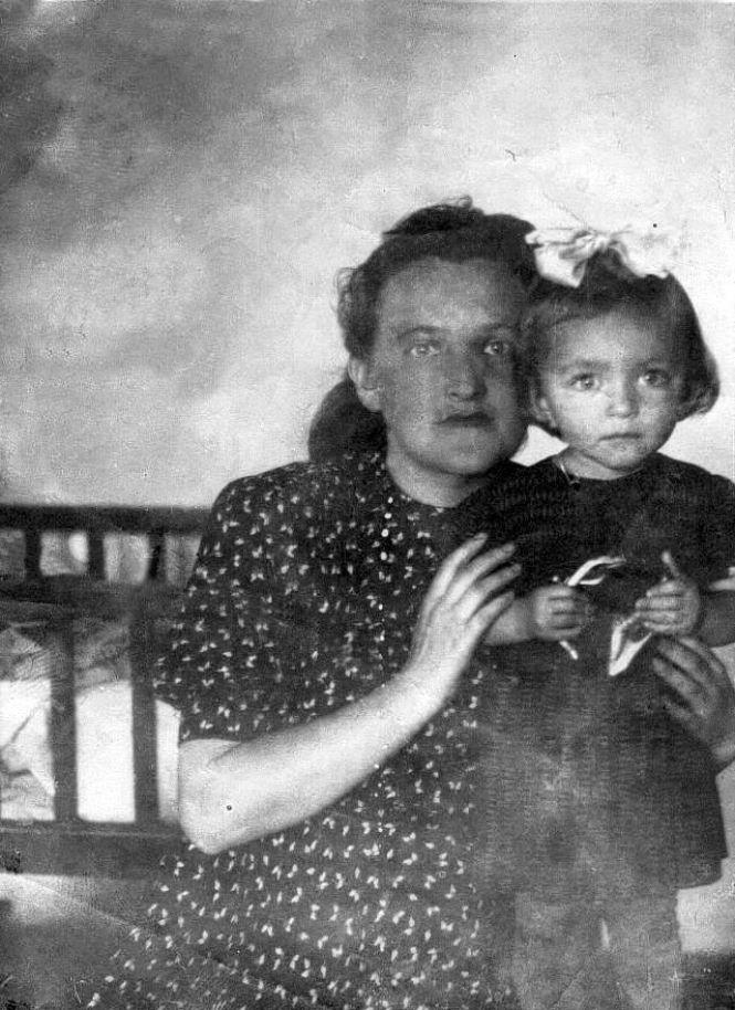 Новини Вінниці - фото з Сльози падали на екран телефону — з бабусею прощався онлайн. Про долю родини, скаліченою не тільки війною Сльози падали на екран телефону — з бабусею прощався онлайн. Про долю родини, скаліченою не тільки війною, фото №3 на сайті 20minut.ua