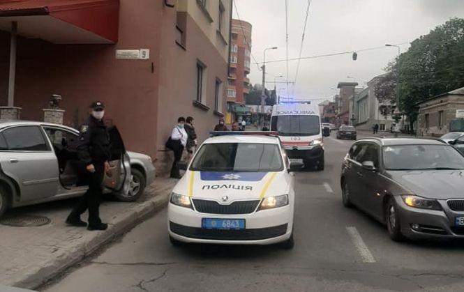 Новини Тернополя - фото з У Тернополі під час руху у водія таксі трапився напад. У салоні були пасажири: що з ними? У Тернополі під час руху у водія таксі трапився напад. У салоні були пасажири: що з ними?, фото №2 на сайті 20minut.ua