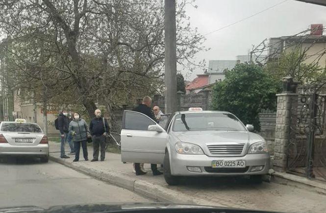 Новини Тернополя - фото з У Тернополі під час руху у водія таксі трапився напад. У салоні були пасажири: що з ними? У Тернополі під час руху у водія таксі трапився напад. У салоні були пасажири: що з ними?, фото №1 на сайті 20minut.ua