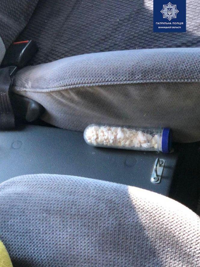 Новини Вінниці - фото з Наркотики у таксі та пасажир у наручниках. На Шимка патрульні зупинили Mercedes Наркотики у таксі та пасажир у наручниках. На Шимка патрульні зупинили Mercedes, фото №3 на сайті 20minut.ua