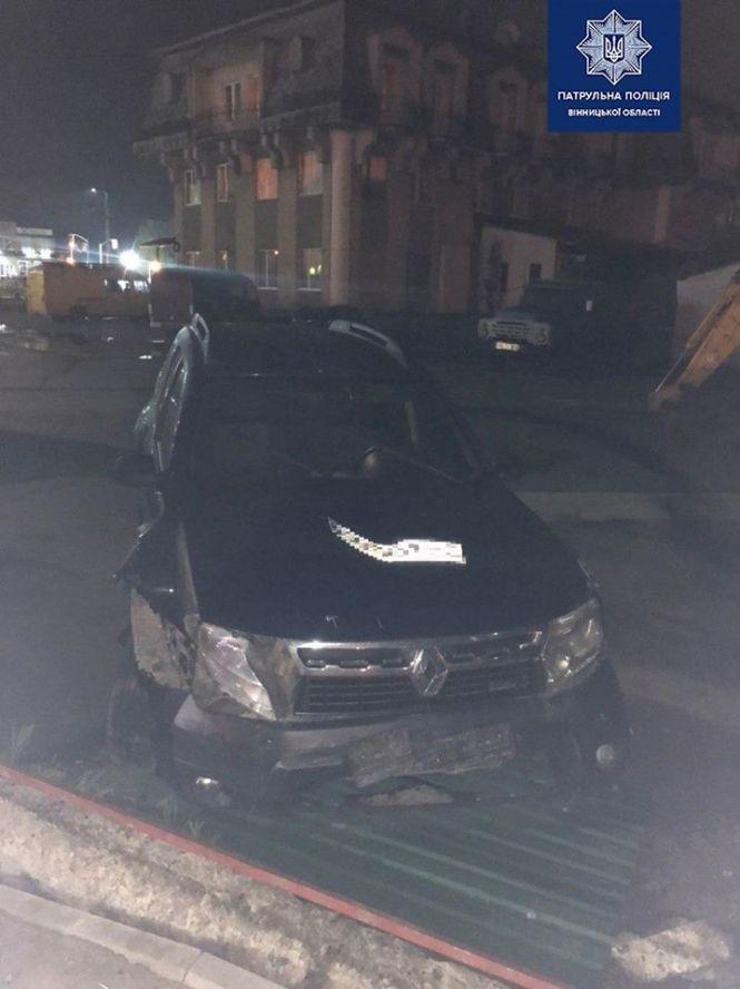 Новини Вінниці - фото з На Сабарівському шосе п'яний водій на Renault протаранив огорожу На Сабарівському шосе п'яний водій на Renault протаранив огорожу, фото №1 на сайті 20minut.ua