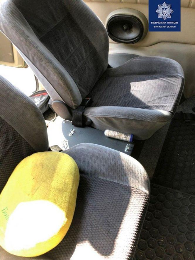 Новини Вінниці - фото з Наркотики у таксі та пасажир у наручниках. На Шимка патрульні зупинили Mercedes Наркотики у таксі та пасажир у наручниках. На Шимка патрульні зупинили Mercedes, фото №2 на сайті 20minut.ua