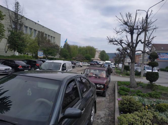 Новини Тернополя - фото з У Кременці підприємці влаштували автопробіг. Що вимагали? У Кременці підприємці влаштували автопробіг. Що вимагали?, фото №1 на сайті 20minut.ua