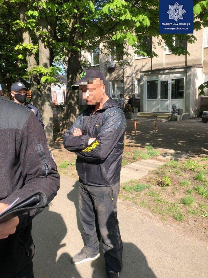 Новини Вінниці - фото з Наркотики у таксі та пасажир у наручниках. На Шимка патрульні зупинили Mercedes Наркотики у таксі та пасажир у наручниках. На Шимка патрульні зупинили Mercedes, фото №1 на сайті 20minut.ua