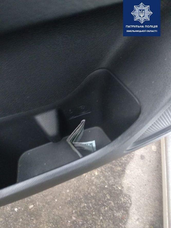 На Хмельниччині водій намагався доларами відкупитися від патрульних, фото №1 на сайті vsim.ua