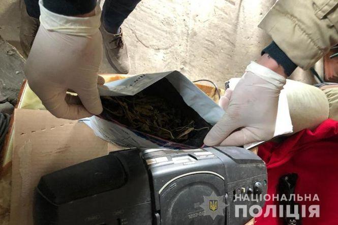 Новини Тернополя - фото з На Тернопільщині чоловік влаштував у гаражі конопляну теплицю (ФОТО) На Тернопільщині чоловік влаштував у гаражі конопляну теплицю (ФОТО), фото №3 на сайті 20minut.ua