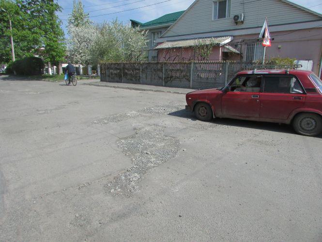 Новини Козятина - фото з Яму на Підгорбунського і калюжу на Тельмана засипали Яму на Підгорбунського і калюжу на Тельмана засипали, фото №1 на сайті 20minut.ua