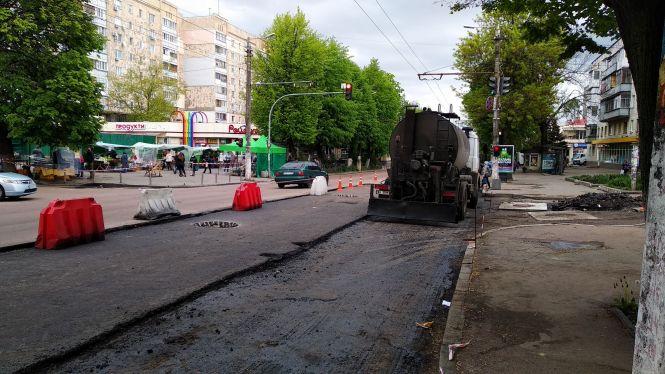 Фоторепортаж: продовжується укладання асфальту на ділянці автодороги по вулиці Великій Бердичівській, фото №5 на сайті 20minut.ua