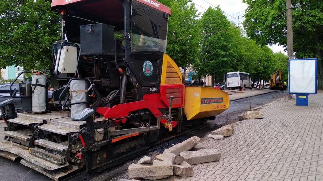 Фоторепортаж: продовжується укладання асфальту на ділянці автодороги по вулиці Великій Бердичівській, фото №3 на сайті 20minut.ua