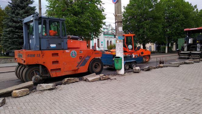 Фоторепортаж: продовжується укладання асфальту на ділянці автодороги по вулиці Великій Бердичівській, фото №1 на сайті 20minut.ua