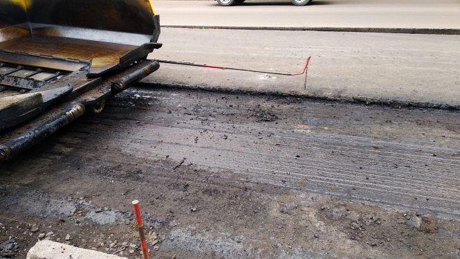 Фоторепортаж: продовжується укладання асфальту на ділянці автодороги по вулиці Великій Бердичівській, фото №4 на сайті 20minut.ua