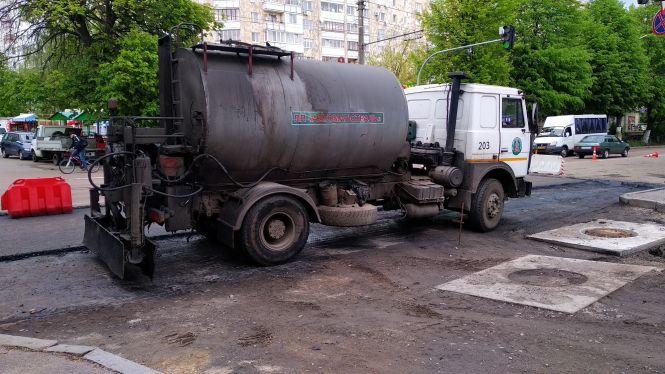 Фоторепортаж: продовжується укладання асфальту на ділянці автодороги по вулиці Великій Бердичівській, фото №6 на сайті 20minut.ua