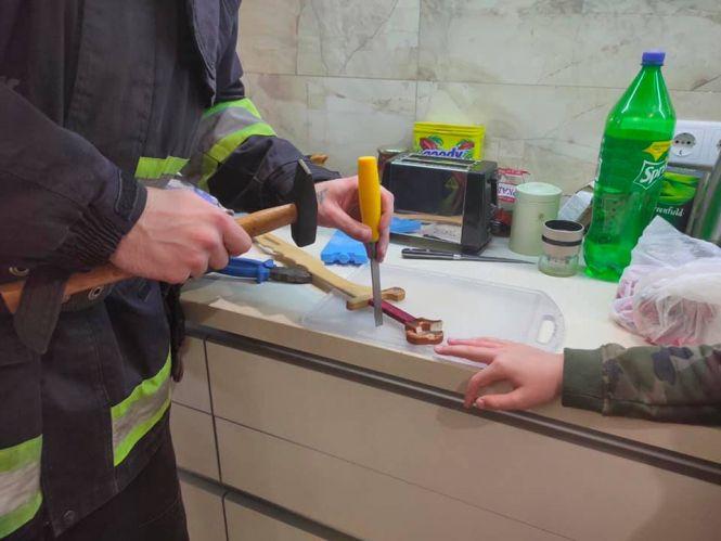 Рятувальники допомогли маленькому вінничанину, який став жертвою іграшки, фото №2 на сайті 20minut.ua