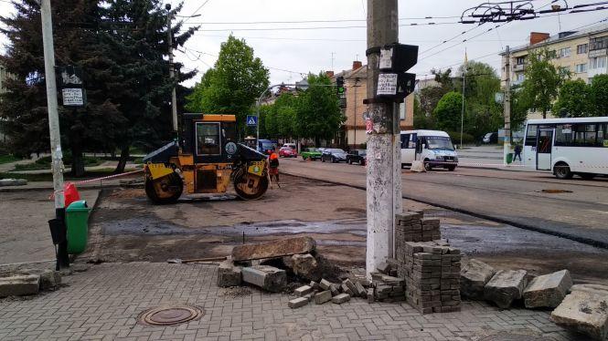 Фоторепортаж: продовжується укладання асфальту на ділянці автодороги по вулиці Великій Бердичівській, фото №2 на сайті 20minut.ua