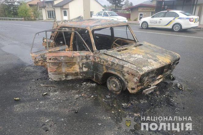 ДТП в Озерній: від удару загорівся газовий балон і спалахнув весь автомобіль (ФОТО), фото №1 на сайті 20minut.ua