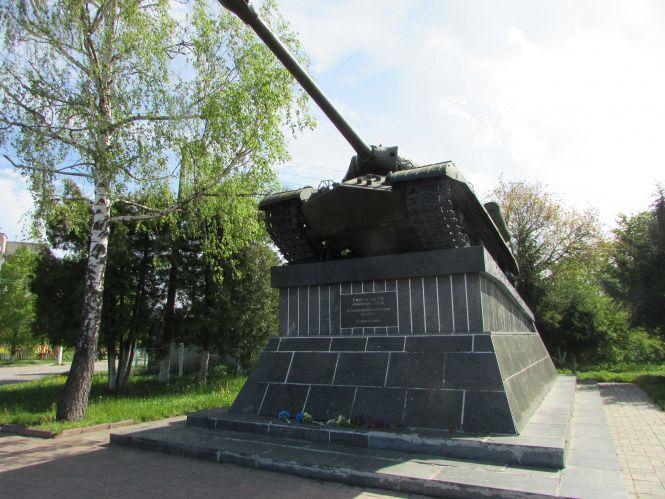 День Перемоги у Козятині пройшов без урочистостей, але з квітами, фото №2 на сайті 20minut.ua