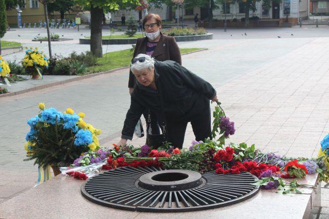 Новини Вінниці - фото з «Прийшли віддати данину». Як вінничани відзначали 9 травня на карантині «Прийшли віддати данину». Як вінничани відзначали 9 травня на карантині, фото №1 на сайті 20minut.ua
