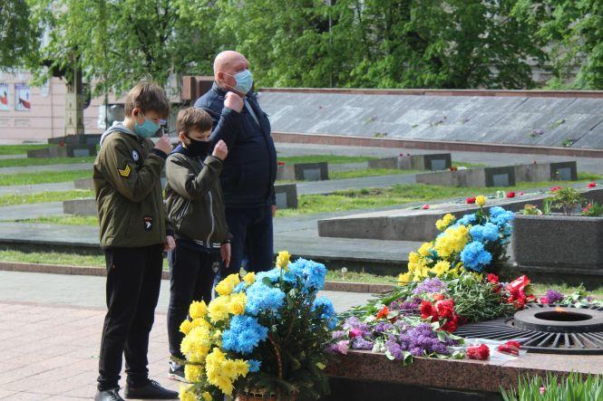 Новини Вінниці - фото з «Прийшли віддати данину». Як вінничани відзначали 9 травня на карантині «Прийшли віддати данину». Як вінничани відзначали 9 травня на карантині, фото №2 на сайті 20minut.ua
