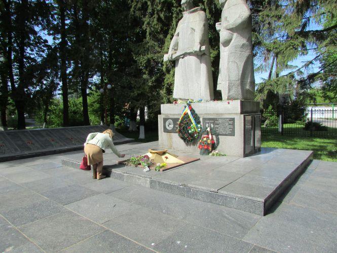 День Перемоги у Козятині пройшов без урочистостей, але з квітами, фото №4 на сайті 20minut.ua