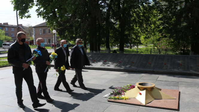 День Перемоги у Козятині пройшов без урочистостей, але з квітами, фото №1 на сайті 20minut.ua