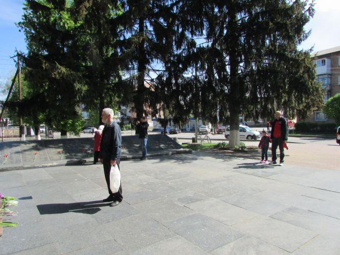 День Перемоги у Козятині пройшов без урочистостей, але з квітами, фото №8 на сайті 20minut.ua