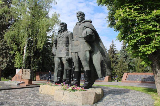 Новини Вінниці - фото з «Прийшли віддати данину». Як вінничани відзначали 9 травня на карантині «Прийшли віддати данину». Як вінничани відзначали 9 травня на карантині, фото №3 на сайті 20minut.ua