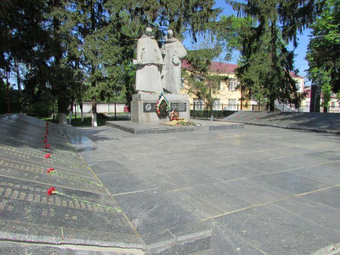 День Перемоги у Козятині пройшов без урочистостей, але з квітами, фото №3 на сайті 20minut.ua