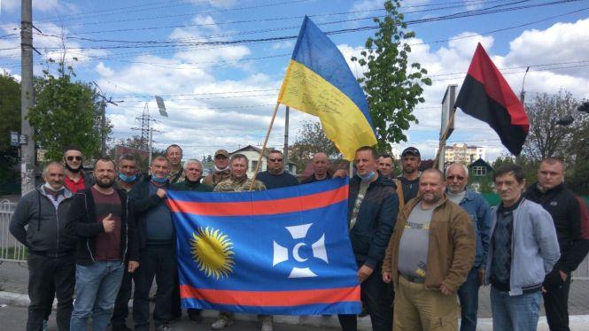 Новини Вінниці - фото з Блокували автопробіг до Дня перемоги у Вінниці. Стався конфлікт між АТОвцем і прихильником Шарія Блокували автопробіг до Дня перемоги у Вінниці. Стався конфлікт між АТОвцем і прихильником Шарія, фото №1 на сайті 20minut.ua