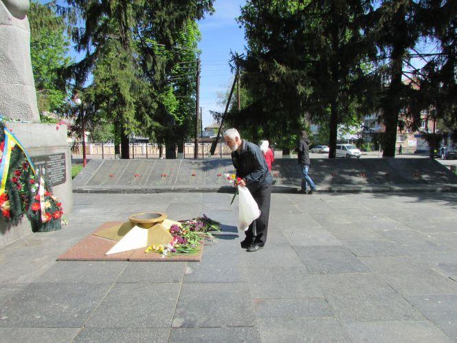 День Перемоги у Козятині пройшов без урочистостей, але з квітами, фото №7 на сайті 20minut.ua