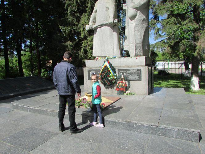 День Перемоги у Козятині пройшов без урочистостей, але з квітами, фото №6 на сайті 20minut.ua