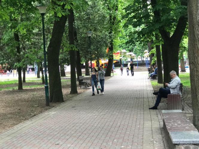 Новини Хмельницького - фото з Багатолюдна “стометрівка” і відкриті кафе: як Хмельницький оживає після послаблення карантину (ФОТО) Багатолюдна “стометрівка” і відкриті кафе: як Хмельницький оживає після послаблення карантину (ФОТО), фото №17 на сайті vsim.ua