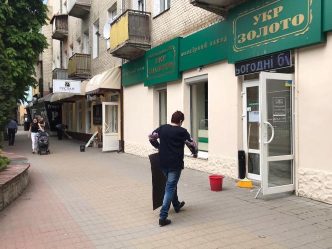 Новини Хмельницького - фото з Багатолюдна “стометрівка” і відкриті кафе: як Хмельницький оживає після послаблення карантину (ФОТО) Багатолюдна “стометрівка” і відкриті кафе: як Хмельницький оживає після послаблення карантину (ФОТО), фото №8 на сайті vsim.ua