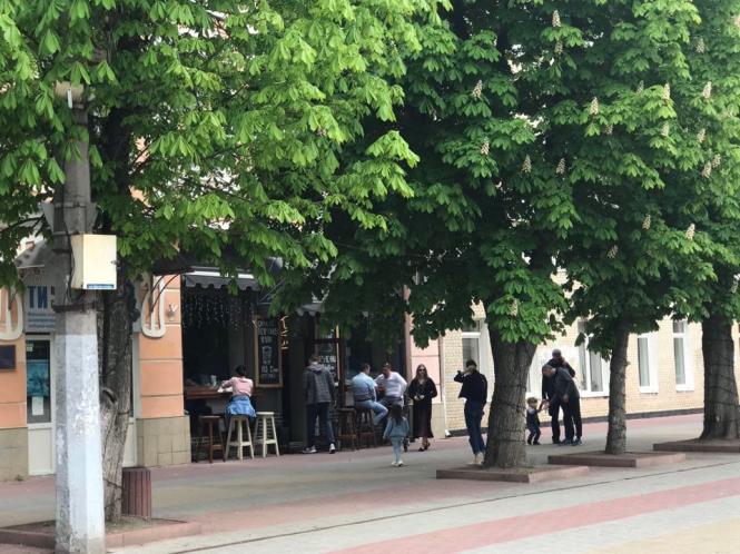 Новини Хмельницького - фото з Багатолюдна “стометрівка” і відкриті кафе: як Хмельницький оживає після послаблення карантину (ФОТО) Багатолюдна “стометрівка” і відкриті кафе: як Хмельницький оживає після послаблення карантину (ФОТО), фото №14 на сайті vsim.ua