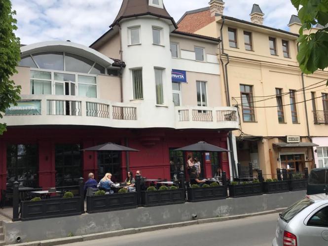 Новини Хмельницького - фото з Багатолюдна “стометрівка” і відкриті кафе: як Хмельницький оживає після послаблення карантину (ФОТО) Багатолюдна “стометрівка” і відкриті кафе: як Хмельницький оживає після послаблення карантину (ФОТО), фото №28 на сайті vsim.ua