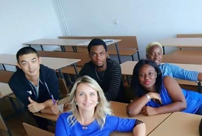 Новини Тернополя - фото з Своє 18-річчя Соломія, яку підозрюють у вбивстві іноземного студента Ерітьє, зустріне за гратами Своє 18-річчя Соломія, яку підозрюють у вбивстві іноземного студента Ерітьє, зустріне за гратами, фото №2 на сайті 20minut.ua