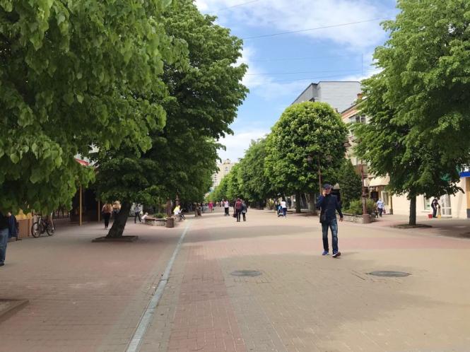 Новини Хмельницького - фото з Багатолюдна “стометрівка” і відкриті кафе: як Хмельницький оживає після послаблення карантину (ФОТО) Багатолюдна “стометрівка” і відкриті кафе: як Хмельницький оживає після послаблення карантину (ФОТО), фото №13 на сайті vsim.ua