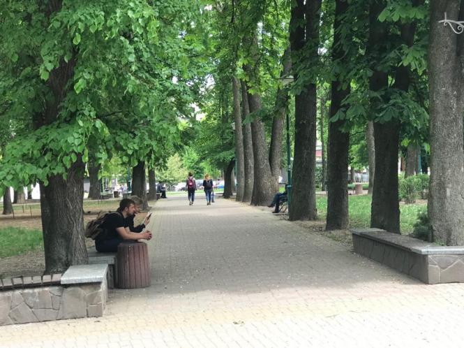 Новини Хмельницького - фото з Багатолюдна “стометрівка” і відкриті кафе: як Хмельницький оживає після послаблення карантину (ФОТО) Багатолюдна “стометрівка” і відкриті кафе: як Хмельницький оживає після послаблення карантину (ФОТО), фото №16 на сайті vsim.ua