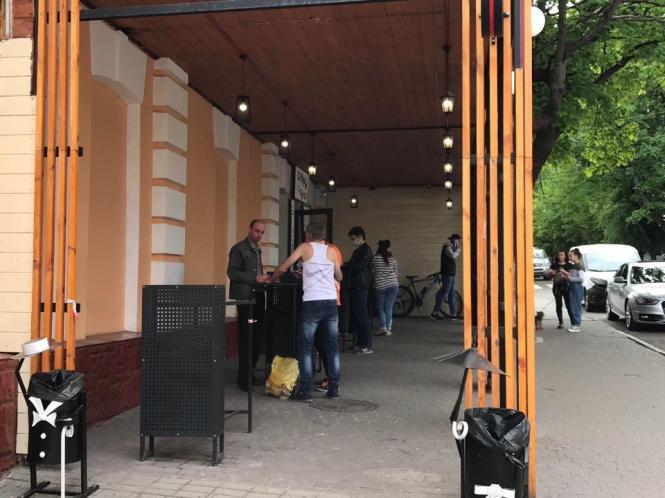 Новини Хмельницького - фото з Багатолюдна “стометрівка” і відкриті кафе: як Хмельницький оживає після послаблення карантину (ФОТО) Багатолюдна “стометрівка” і відкриті кафе: як Хмельницький оживає після послаблення карантину (ФОТО), фото №24 на сайті vsim.ua