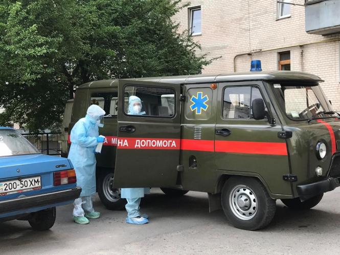 На Тернопільську приїхали медики в захисних костюмах: що сталося, фото №3 на сайті vsim.ua
